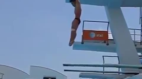 The sweetest, most beautiful, and most amazing jumps in the water are an enjoyable viewing