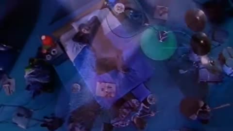 Oasis - Champagne Supernova (Official Video)