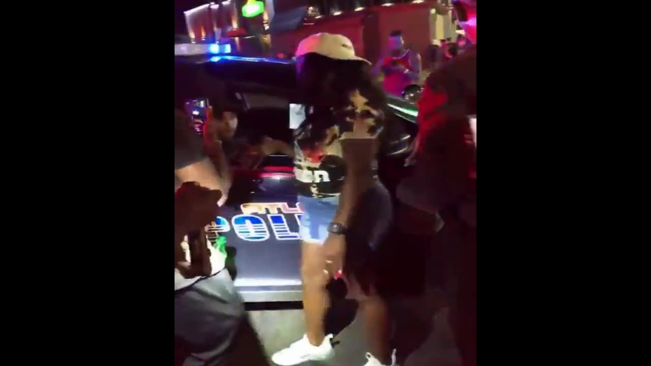 Locals Call Police After Shooting But Wont Let White Cop In Neighborhood