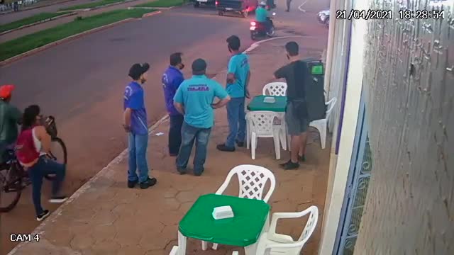 Durante perseguição policial, dois homens em motos atingem viatura