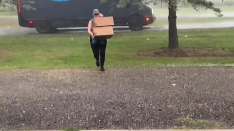 Brave Amazon Driver Delivers Packages During Tornado Warning!