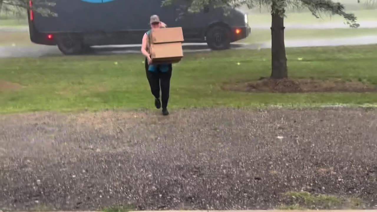 Brave Amazon Driver Delivers Packages During Tornado Warning!
