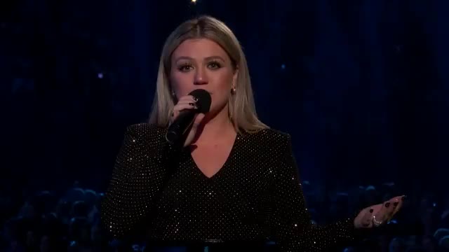 Kelly Clarkson Breaks Down In Tears During Her 2018 Billboard Music Awards Opening Speech