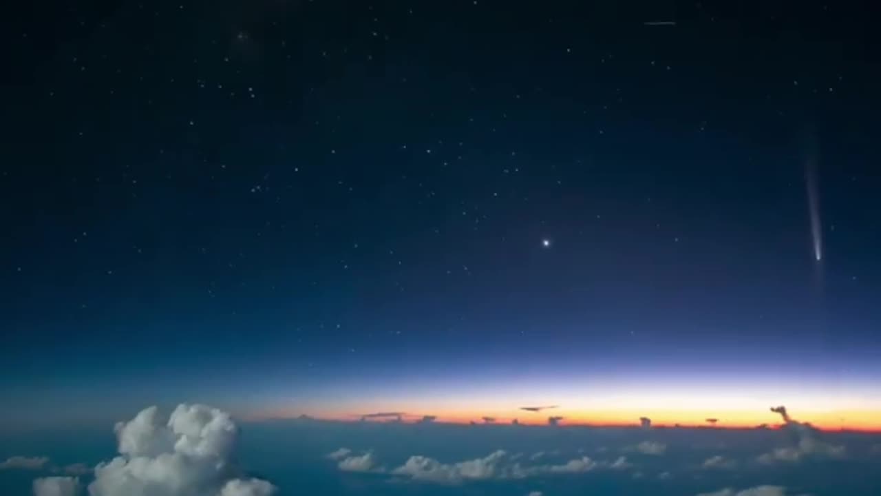 Best Airplane Seat showing Comet in 4K