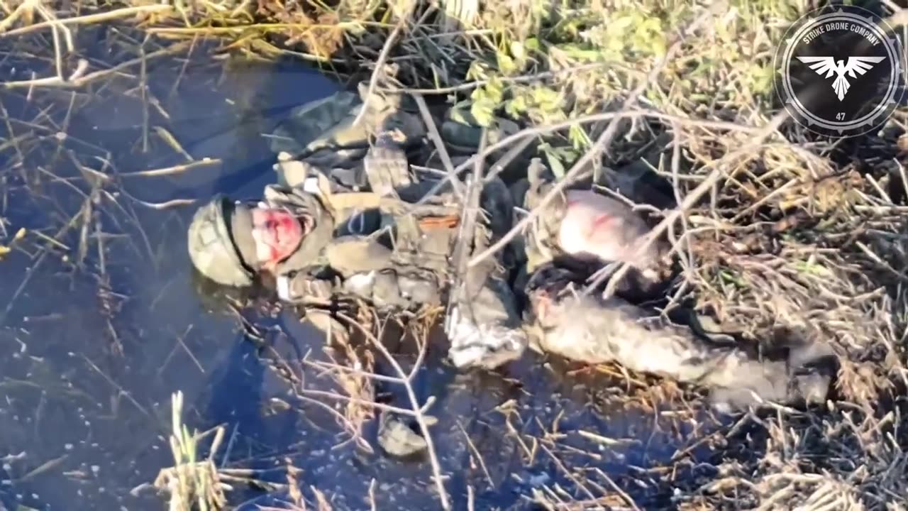 Lone Russian machine gunner loses a leg after being hit by an FPV drone