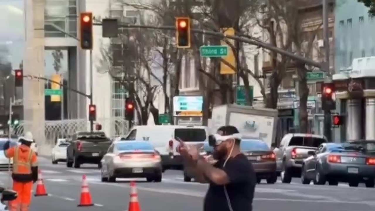 «Όλοι είναι στον δικό τους εικονικό κόσμο»: Κυκλοφορούν σαν ζόμπι....