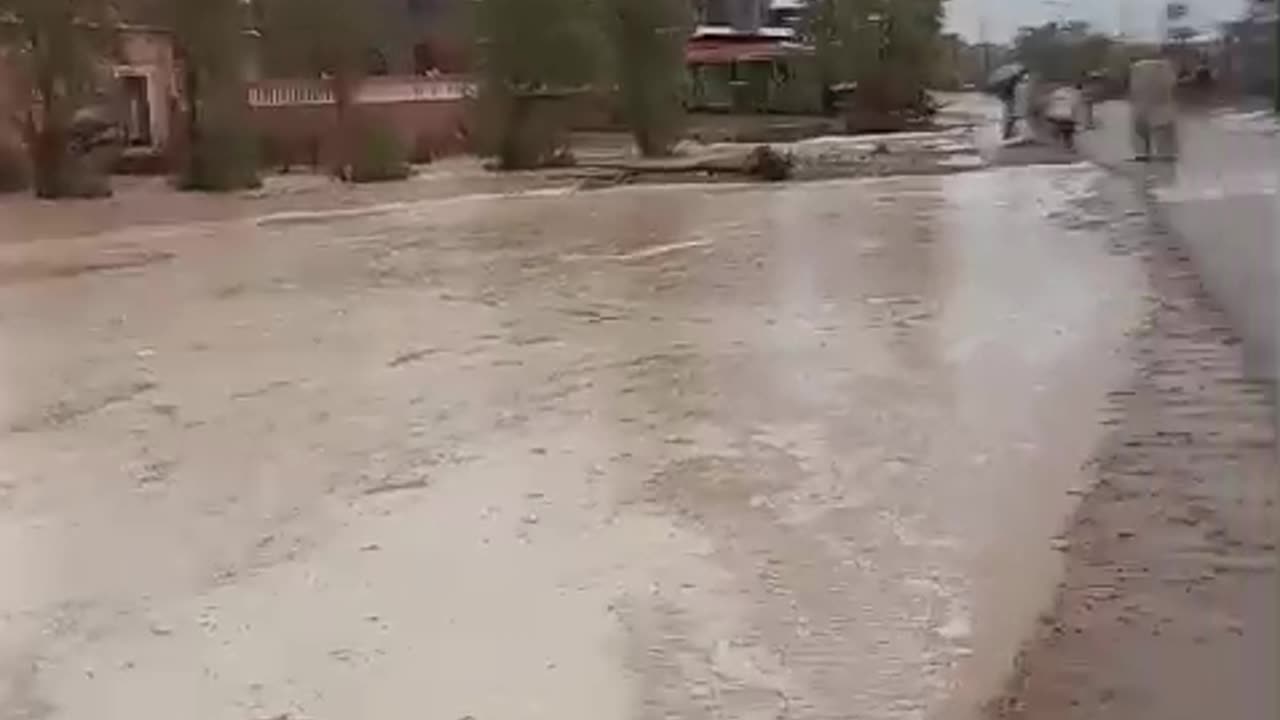 Lluvia ⛈️ en el desierto 🐫😃