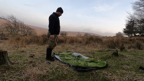 Testing the flatness of the ground before setting up the Lanshan 2