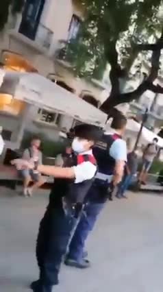 La policía la quería detener por no llevar el barbijo mira lo que ocurrió