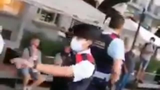 La policía la quería detener por no llevar el barbijo mira lo que ocurrió