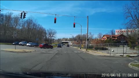 Dash cam capta consecutivos infractores del semáforo en rojo