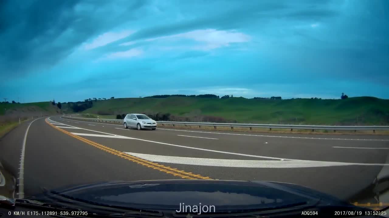 Imprudente Conductor Hace Derrapar a Otro Vehículo