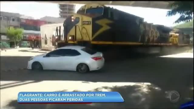 Carro e atingido por tem no sinal