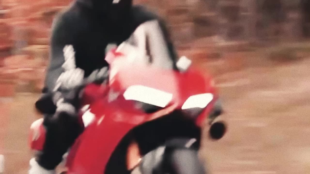 "Look Mom I Can FLY" Ducati Panigale V4s FlyBy