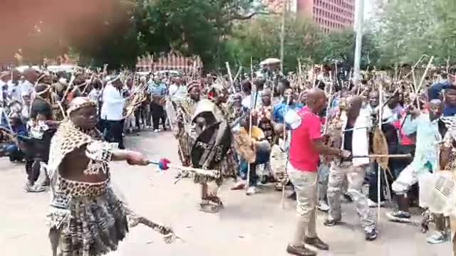 Zulu regiments support the King outside court