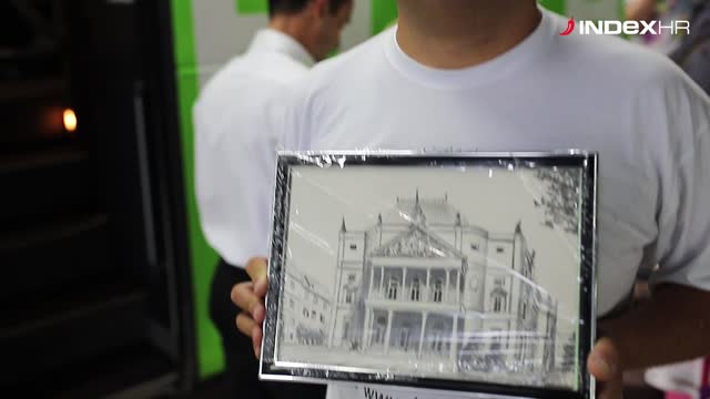 Marcin Žarniecki pokazuje svoj crtež