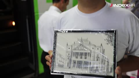 Marcin Žarniecki pokazuje svoj crtež