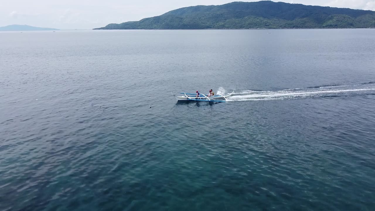 Filipino fishing boat with "katig"