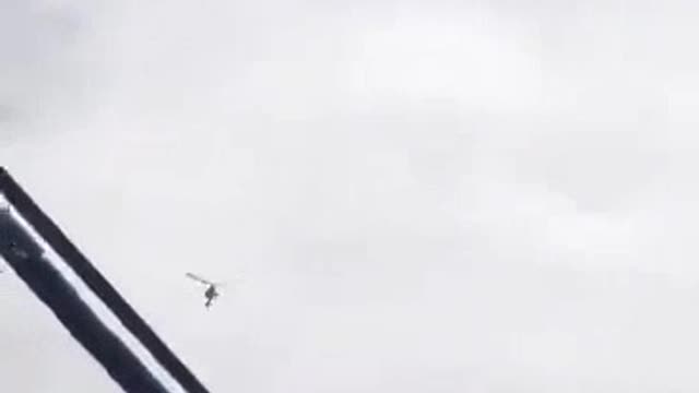 Migrant workers photographed a large number of helicopters appearing.