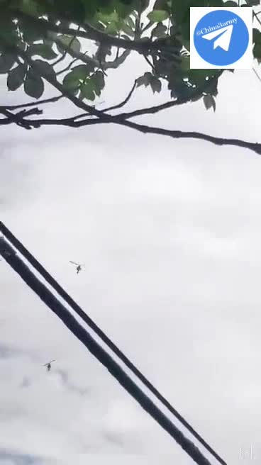 Migrant workers photographed a large number of helicopters appearing.