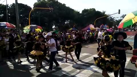 Sáquele el quite al trancón, desfile avanza sobre la carrera 27 en Bucaramanga