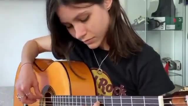 14 year old girl AMAZING WHAT SHE DOES ON THE GUITAR