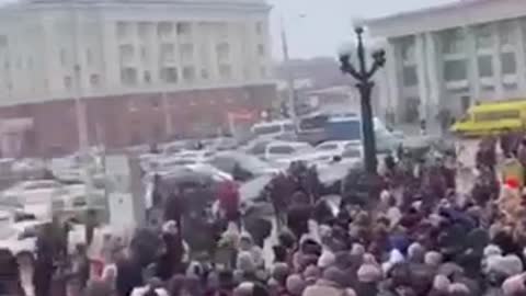 Dnieper: a crowd of people who want to leave has gathered at the railway station