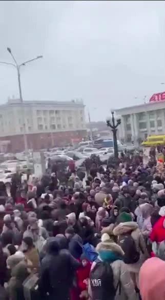Dnieper: a crowd of people who want to leave has gathered at the railway station