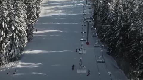 Man uses giant fan to reach the top of a ski slope at a French