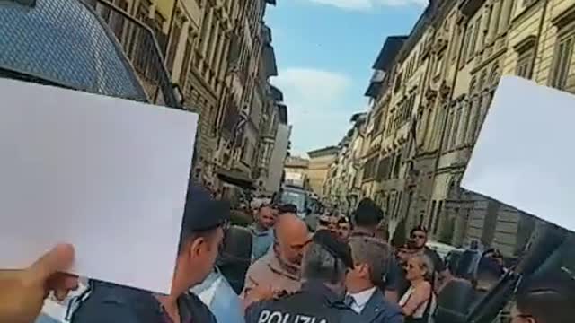 Minister of Health welcomed by an angry crowd in Florence: