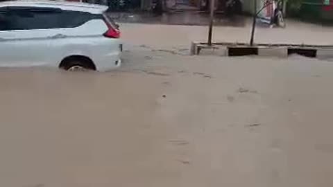 flood in front of the Lempake samarinda terminal