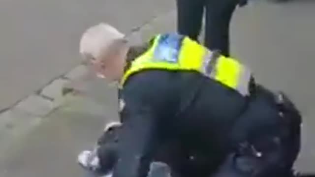 Australian police brutally assault a young woman for not wearing a mask