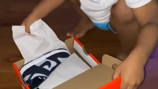 Toddler has priceless reaction after opening up the Christmas gift