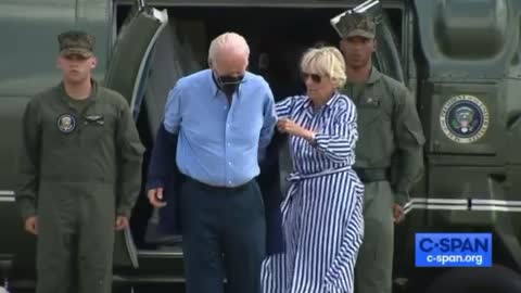 Biden cannot put on his jacket and drops galsses: August 8, 2022