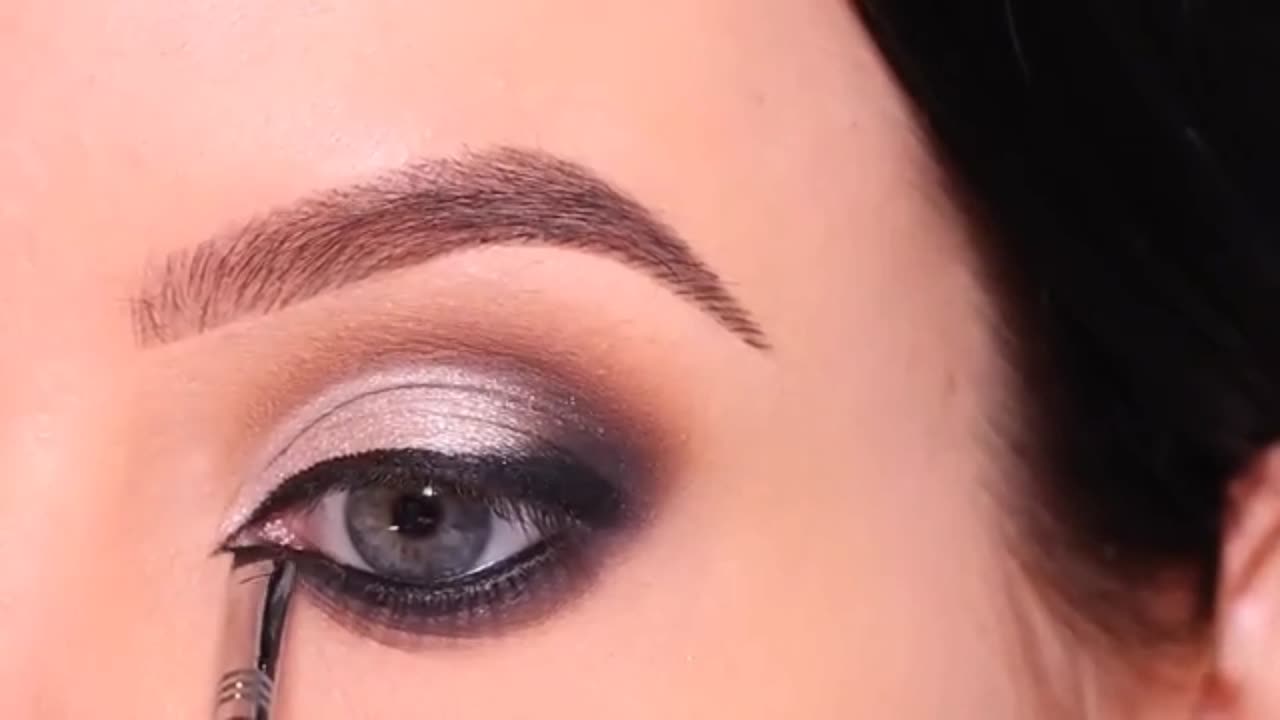 Sultry Silver Smokey Eyes..!!