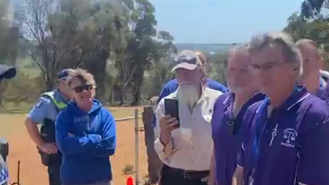 Rod Culleton & common law sheriffs confront police over property dispute. 11-10-2023