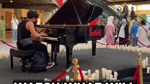 A violinist appear on the escalators 😱🎻