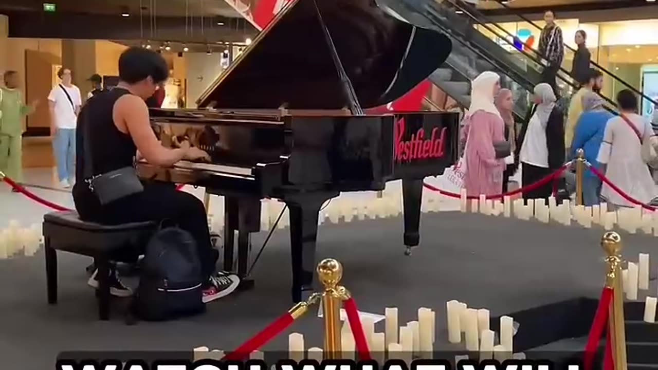 A violinist appear on the escalators 😱🎻