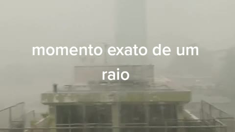 Momento exato em que raio toca ao solo