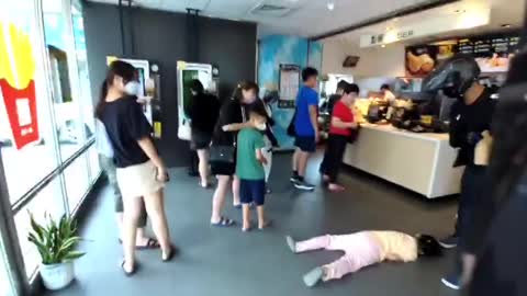 台南麥當勞小孩倒地