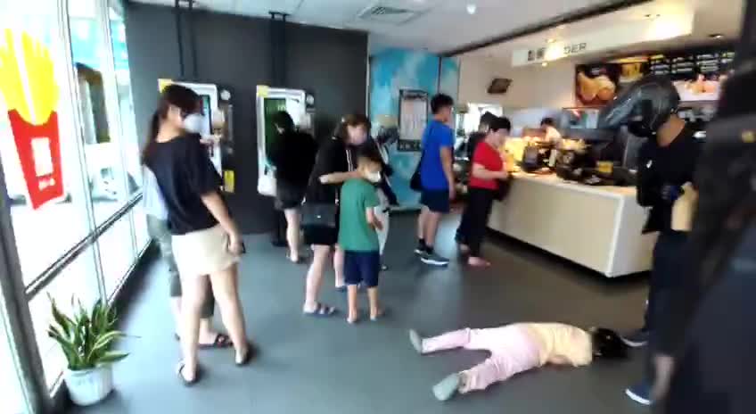 台南麥當勞小孩倒地