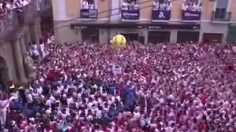 Thousands of people "crowded" the scene of the running of the bulls in Spain