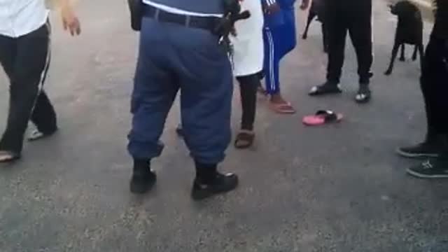 Cops filmed moering father flou in the street