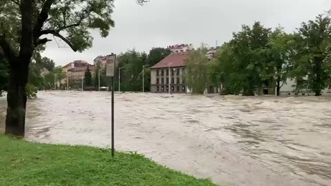 Czeski Cieszyn. Sytuacja jest tragiczna, wiele domów i aut jest zatopionych.