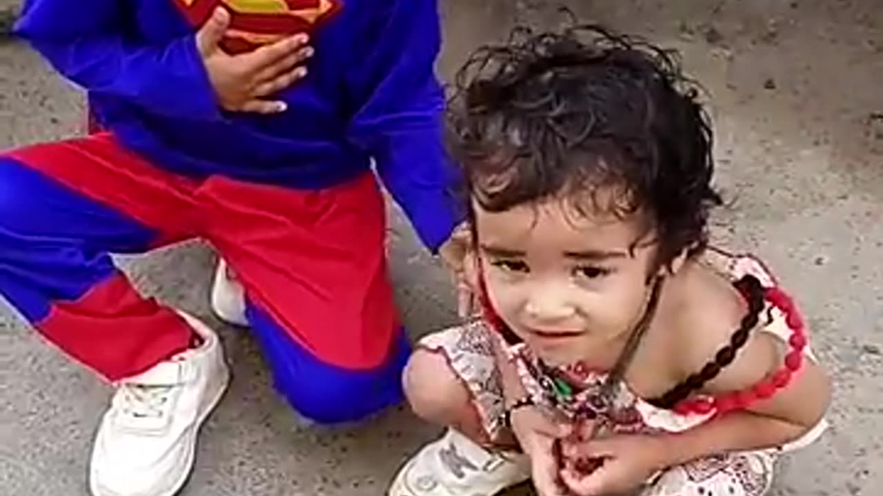 Aaj To Beti Ko Supergirl Ne Bachha Liya! 💥 | Viral Shorts 2024 | #Supergirl #ViralShorts #FamilyFun