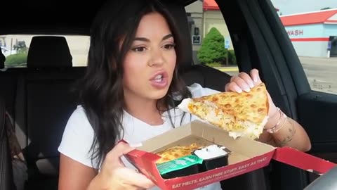 Trying the Newest Pizza Hut Menu Items! 🍕*Chicago Tavern Pizza & Melts*