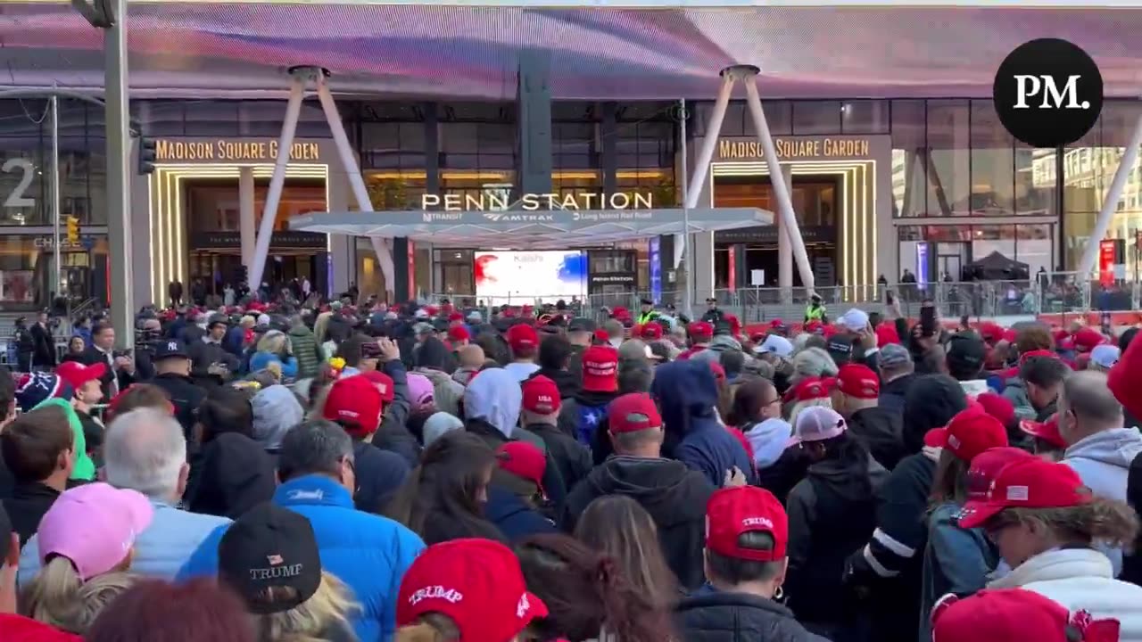 🚩 The crowd waiting for Trump outside of Madison Square Garden is insane.