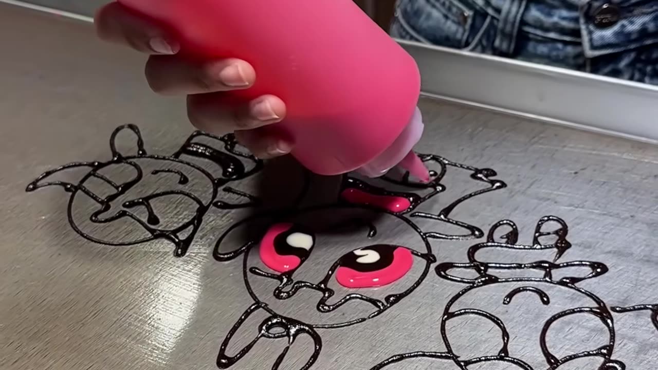 Talented Thai lady with amazing pancake drawing skills