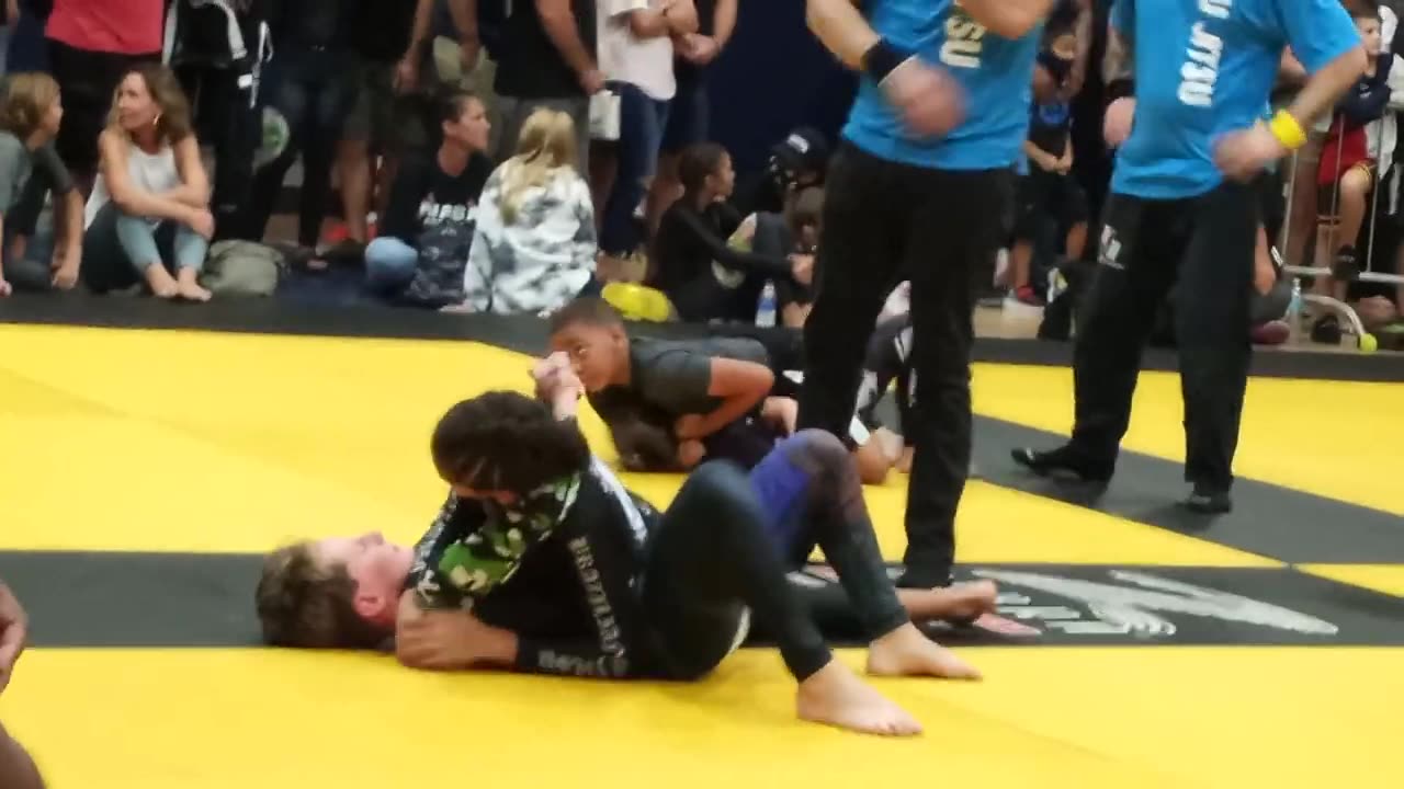 Girl fights boy nogi jiu-jitsu