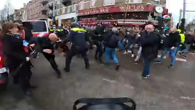 Citizens are beaten with batons in Amsterdam